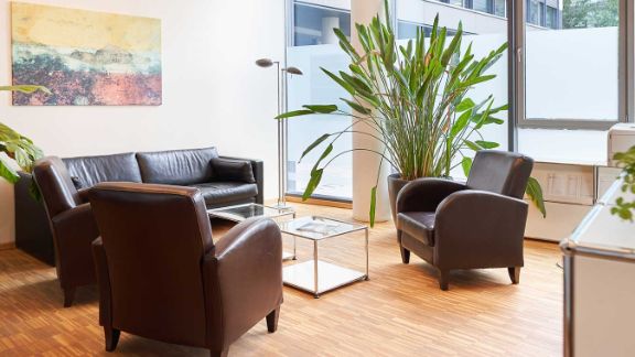 Moderne Praxisräume: Gemütliche Sitzgruppe, Pflanzen und Bilder runden die Wohlfühlatmosphäre im Fachzentrum Falkenried ab